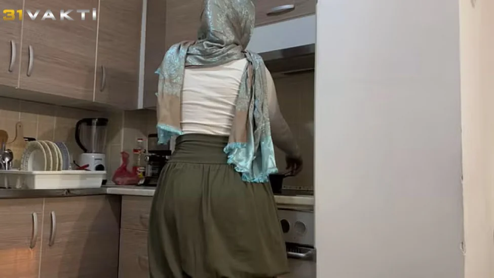 Yemek Yapan Türbanlı Annem (Türk)